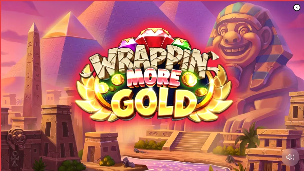 Tampilan visual slot Wrappin’ More Gold dengan karakter mumi yang ramah dan latar belakang gurun Mesir.